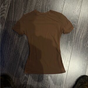 SKIMS Fits Everybody Chocolate Brown Short Sleeve Tee